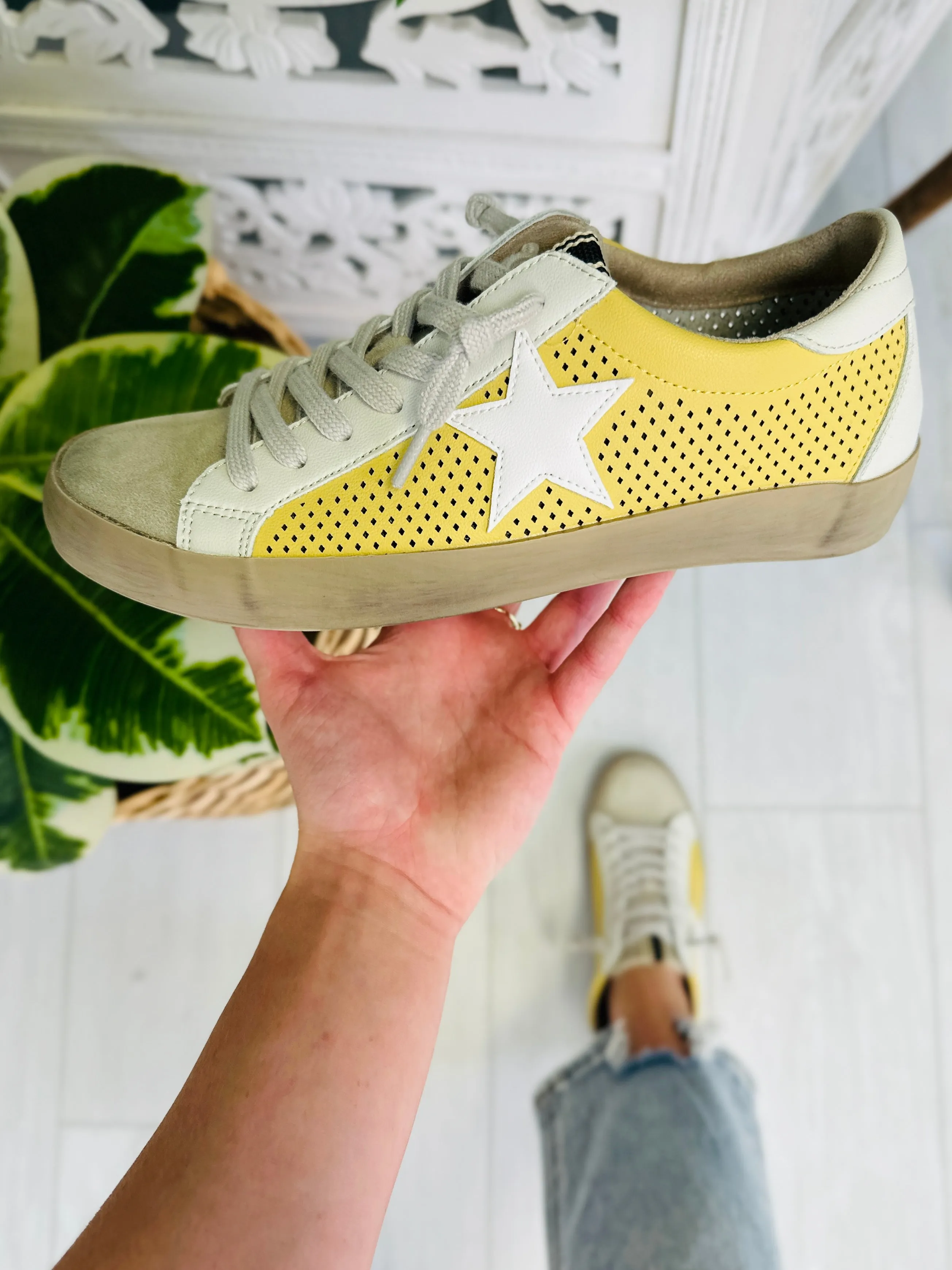 Contagious Energy Sneakers In Yellow